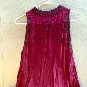 maroon sleeveless shirt